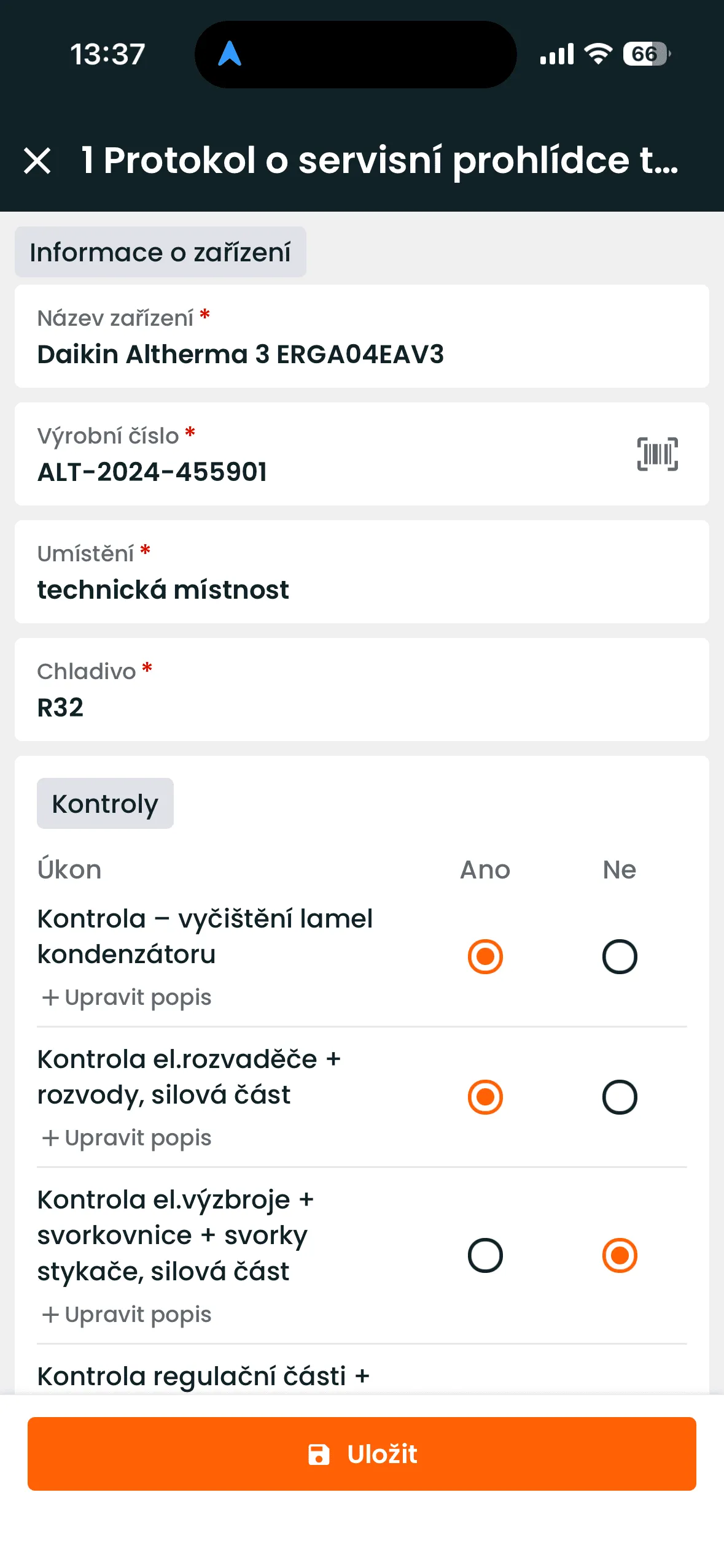 Technik vyplňuje pole servisního formuláře včetně výkazu práce a materiálu.